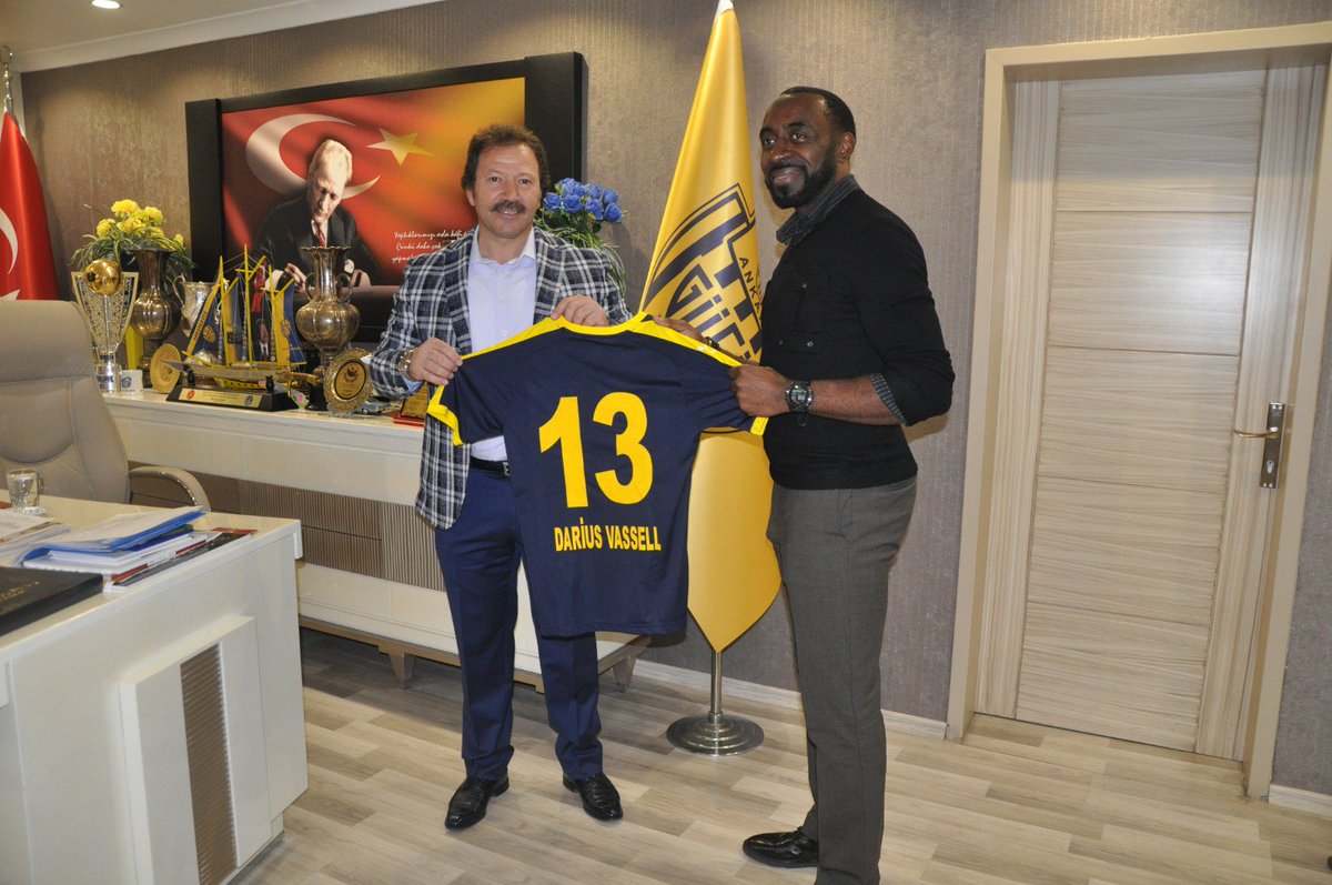 Welcome home @vasselldotnet 

2009-2010 sezonunda Ankaragücümüzün formasını terleterek taraftarlarımızın gönlünde taht kurmuş eski futbolcumuz Darius Vassell'i Beştepe tesislerimizde ağırladık. Nazik ziyaretinden dolayı kendisine teşekkür ediyorum.