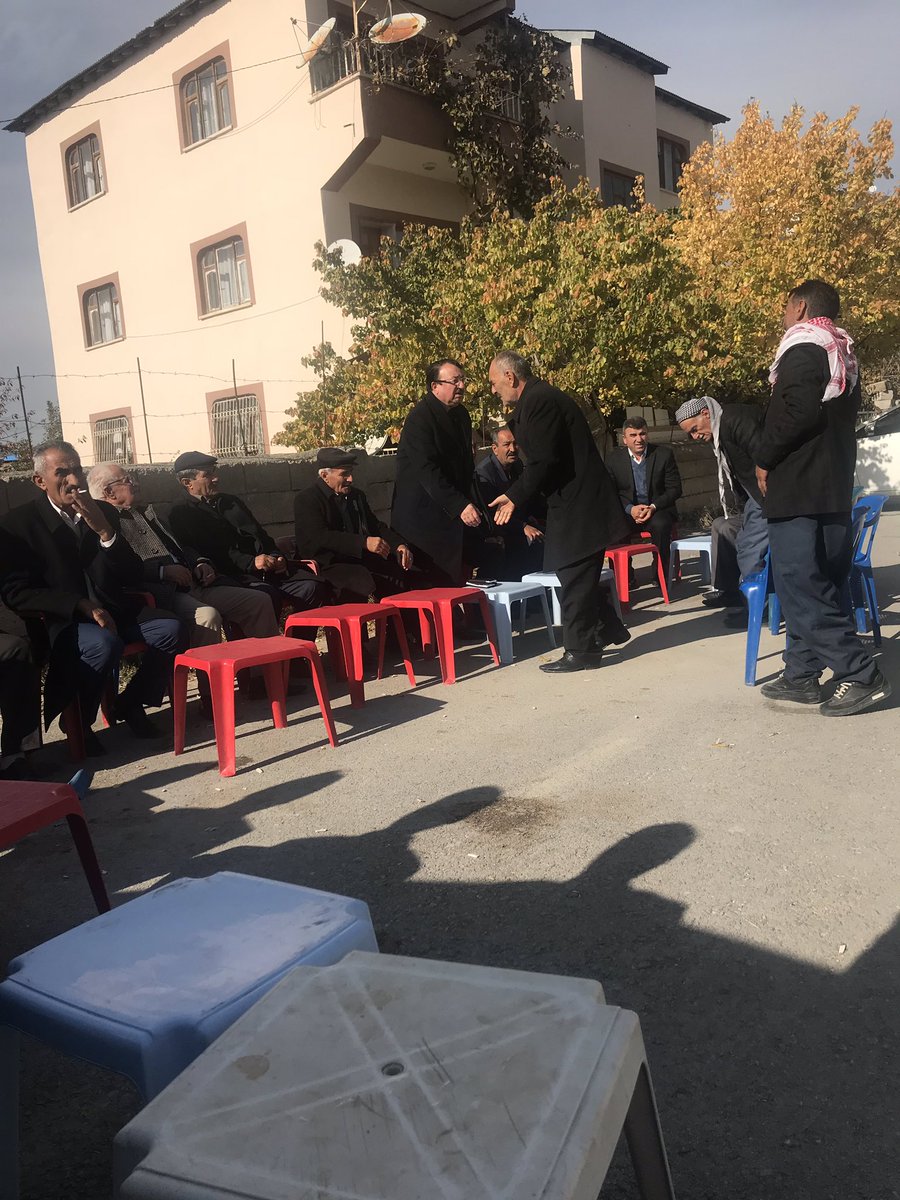 EAsireti's tweet photo. AŞİRET reisimiz @MEHMETSALHZBEK1 Aşiret mensup ile #Edremit ilçemizin #Süphan mahal #xalilan Aşireti #Tomay Ailesi ve yine #Süphan mahal #sağdinç Ailesine taziye ziyaretinde blndlr . Merhumları allah rahmet eylesin mekanları cennet olsun.@kayhantoglu @ak_catak @erkankandemir https://t.co/0NXU7pTtIp