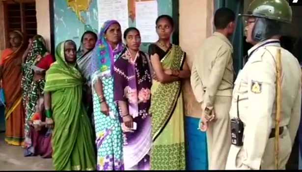 maalaimalar's tweet photo. கர்நாடக இடைத்தேர்தல்களில் வாக்குப்பதிவு நிலவரம்...https://t.co/EC3dM7bKWi
#votingconcludes #karnatakabypolls https://t.co/OnIG2MAENQ