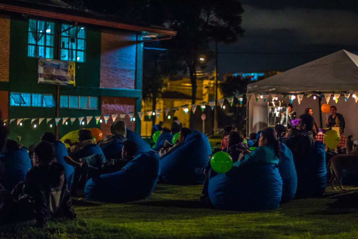 IndieBogota's tweet photo. Engativá pasó una noche de cine bajo las estrellas inolvidable🌟🎥 ¡Atentos porque nuestro #IndieBus🚌 y #CaravanaCreativa🚌 llegará hoy sábado 3 de nov a Fontibón, al parque zonal Atahualpa! Estaremos desde las 12 del medio día con todas las actividades gratuitas🙌 https://t.co/q56uM91Z2L