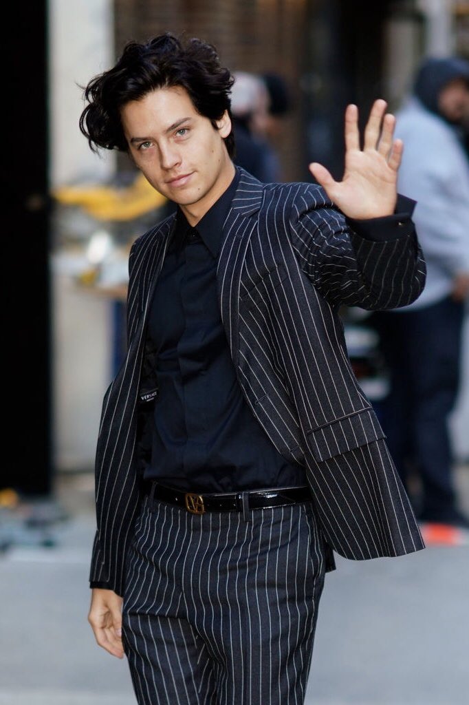 Accumulatie menu Word gek VERSACE on Twitter: "#ColeSprouse wearing a pinstripe suit, black dress  shirt and the iconic GV buckle belt - all from the #VersaceFW18 collection  for his appearance on The Late Show with Stephen