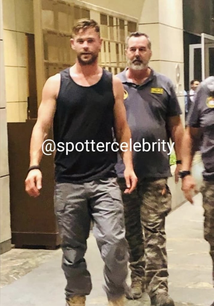 chemsworty's tweet photo. cara, apreciem o monumento que é chris hemsworth na india e em todos os lugares. esses braços enormes, puta que pariu https://t.co/nmbKlGkRi9