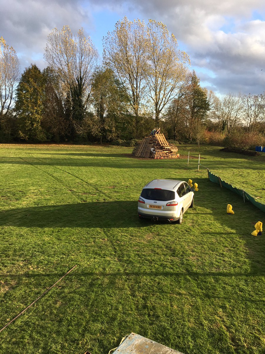 1ststandlake's tweet photo. Bonfire night set up!! https://t.co/wh652CyTPo