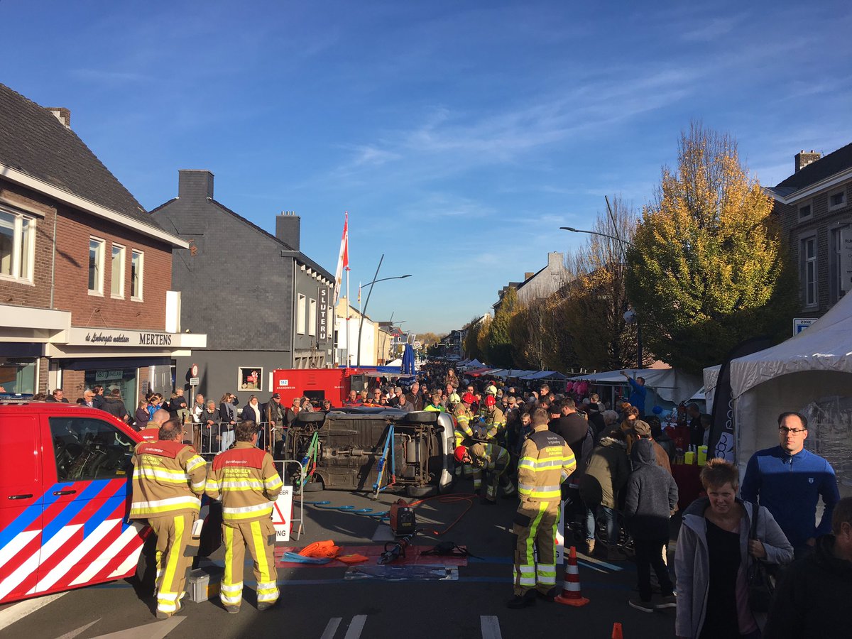 NicoleRamaekers's tweet photo. Na de Hubertusmis in de St.Petruskerk en de traditionele paardenzegening was het weer genieten van de #Hubertusmarkt 2018 @GemGulpenWittem 
Ook @BrandweerGulpen was weer van de partij met demonstraties. https://t.co/SodN4KeUA9