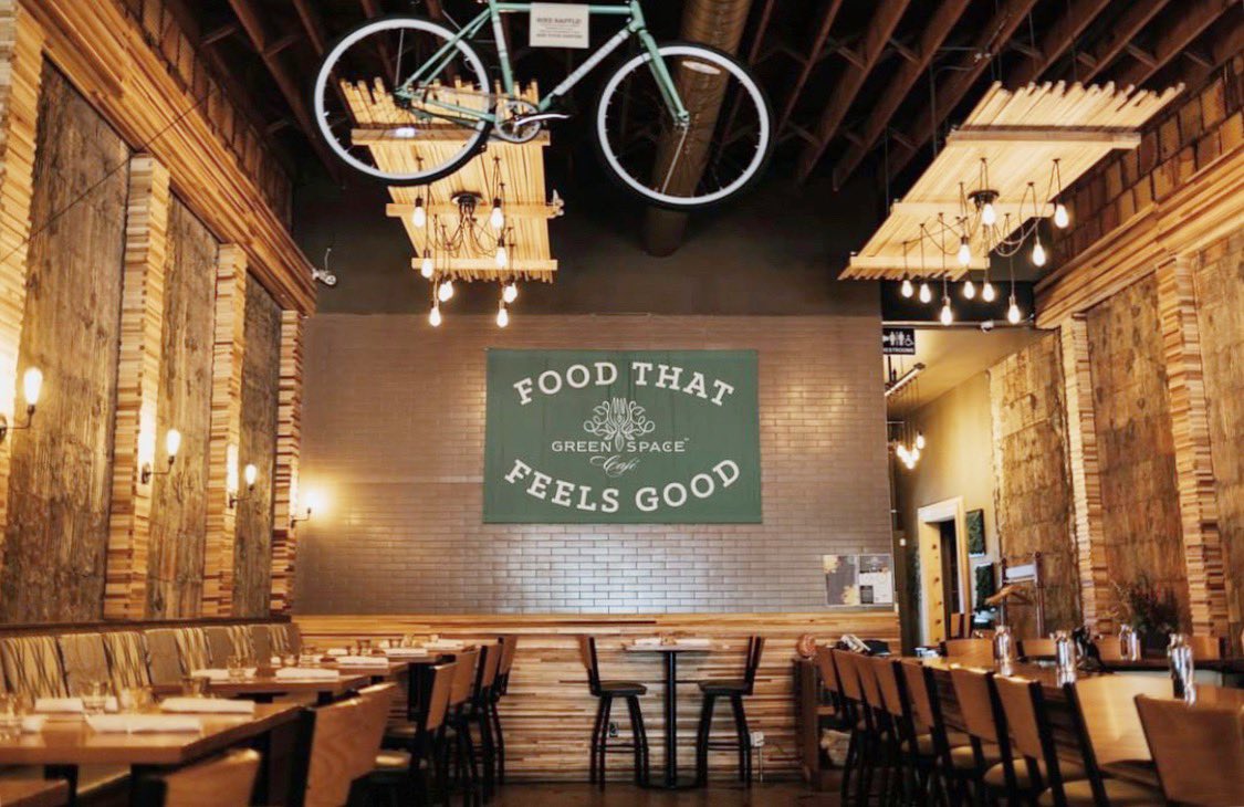 GreenSpaceCafe1's tweet image. Doors are open! We have brunch, lunch, dinner, boozy bevs and desserts ready for you today so come on in 🍽🌿🍻 (📷: @jadoredetroit) #greenspacecafe