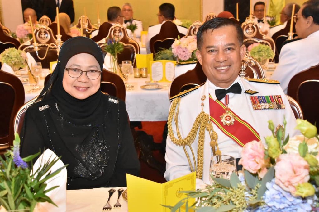 Dirgahayu Tuanku! 
Panglima Tentera Laut, Panglima Armada Barat dan Mantan Panglima Armada Barat antara tetamu yg hadir dlm Majlis Santapan Diraja bersempena Hari Keputeraan DYMM Paduka Seri Sultan Perak malam ini. 

#NavyNews 
#NavyPride