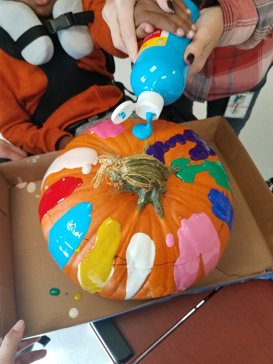 GrowWithYou's tweet image. Pumpkin decorating with CORE! #CORE #colorID #sensoryprojects #choicemaking
