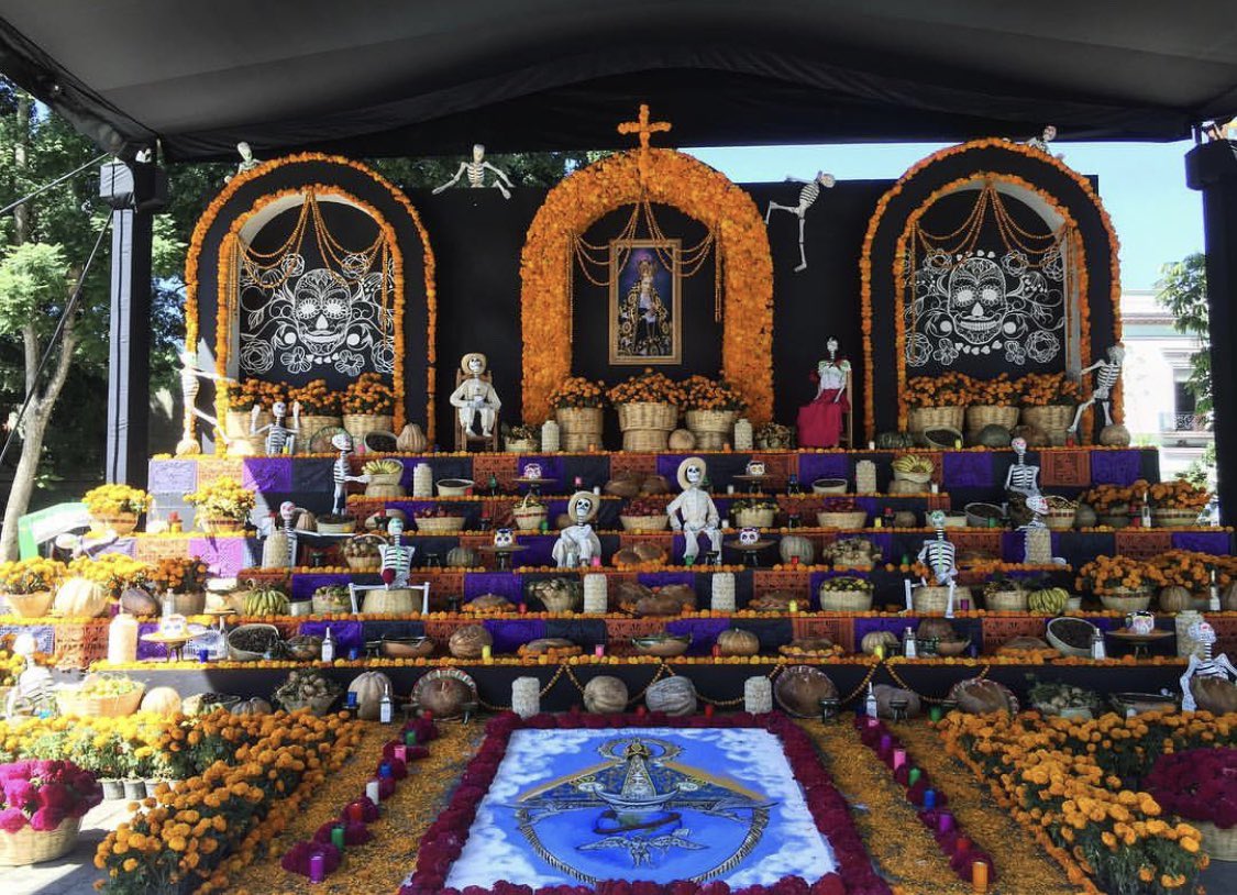 asadorvasco's tweet photo. El altar de muertos en la Alameda. Una obra de arte. ¡Los esperamos! #Oaxaca #DiadeMuertos2018 #OaxacaLoTieneTodo #OaxacaEsCultura #FelizSabado #Altares https://t.co/Rk1FSPFo9z