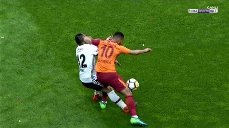 ibra_kadabra42's tweet photo. Geçen sezon oynanan derbi maçın başlarında şu pozisyonda Belhandaya kırmızı kart gösterememişti fırat. O zaman bir tane gslinin #fırataydınusdüdüğüas dediğini duydunuz mu? https://t.co/VsMnhSGMav
