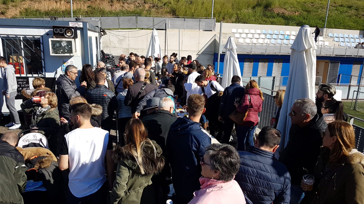 SempreRCDE's tweet image. Un equipo, un solo espíritu, un solo sentimiento y muchos familiares y amigos respaldando.
La esencia del fútbol verdadero, el fútbol de verdad sin Rollex's ni Ferraris. #3aDiv5 

La grandeza del deporte rey, el que genera amistades imperecederas.
Vamos @SantfeliuencFC!!!!.