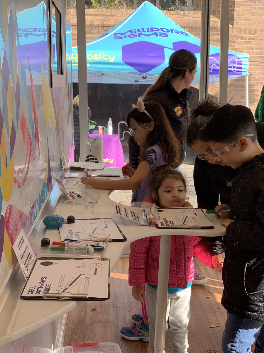 NatashaTynes's tweet image. Kids enjoyed exploring the  #CuriosityCube that showed up at our local library #sparkcuriosity