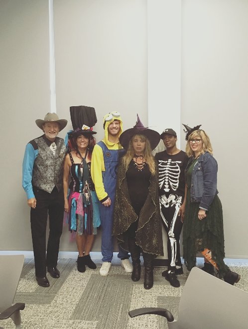 ClarkTower1's tweet photo. Foozi Eats brought their treats this Halloween to Clark Tower.  They provided bite-size food for the participants to taste and those who wore costumes received $10 at Foozi's!  We hope everyone had a safe and fun Halloween! 
@Colliers @memphisnews @LeadershipMphs @RonPRiley https://t.co/jpQlGJbBmy