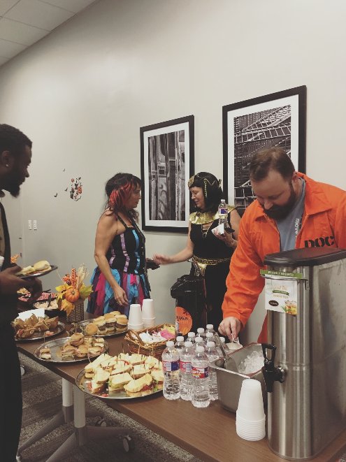 ClarkTower1's tweet photo. Foozi Eats brought their treats this Halloween to Clark Tower.  They provided bite-size food for the participants to taste and those who wore costumes received $10 at Foozi's!  We hope everyone had a safe and fun Halloween! 
@Colliers @memphisnews @LeadershipMphs @RonPRiley https://t.co/jpQlGJbBmy
