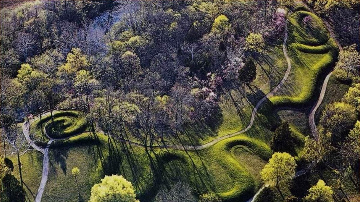 Roadtrippers on Twitter: "America's ancient "Serpent Mound" is full of secrets and mysteries https://t.co/Oi2jaJTYHT… "