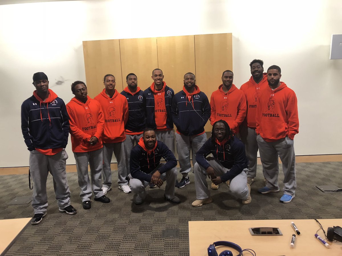 reggiebarlow's tweet photo. 11 seniors 5 already graduated! The other guys will be done in this December, and May! Win at life🙏🏽🙏🏽🙏🏽 https://t.co/wr2bGveso7