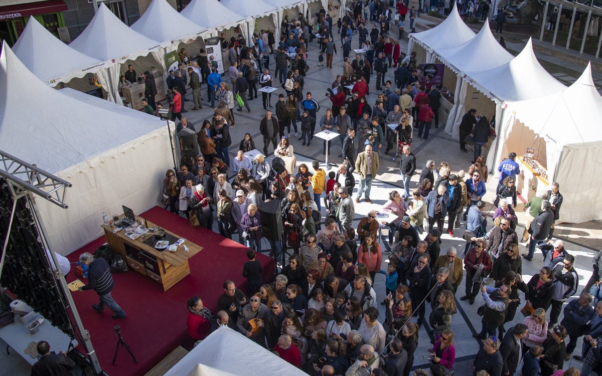 salvaaguilella's tweet image. Hoy con @Berasategui, 8 estrellas Michelin e imagen de Castelló Ruta de Sabor, en la inauguración espectacular Feria @CSRutadeSabor @dipcas que estará hoy y mañana en Plaza las Aulas. Cita ineludible,nuestros mejores productos te esperan #GastronomíaconEstrella #orgulldeCS