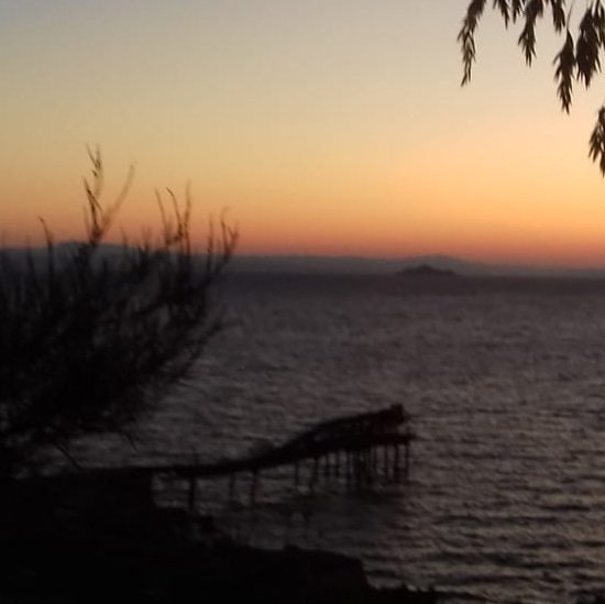 Lo scatto di un tramonto qualunque con il pontile minerario di #Vigneria che oggi sappiamo non essere stato un tramonto qualunque.
#Memoria #isoladelba #tuscany