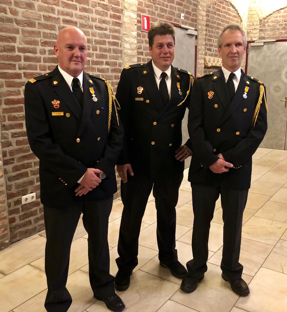 gempeelenmaas's tweet photo. Op zaterdag 3 november 2018 om 21.30 uur heeft burgemeester Wilma Delissen – van Tongerlo een Koninklijke Onderscheiding uitgereikt aan brandweerleden Jos Coolen, Perry Madou en Hans Peeters. Hartelijk gefeliciteerd! https://t.co/uPeWdZrG4G #brandweerhelden #brandweerpeelenmaas https://t.co/Gpt9AopGn3