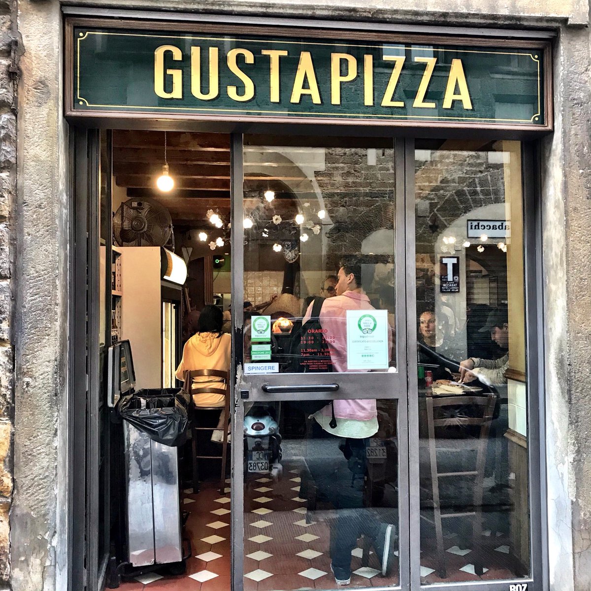 GroupTravelMac's tweet photo. #Gustapizza comes highly recommended in #Florence. We shared a table with a couple from #Austria for pizza and a beer. #Collette100 #traveltogether @ColletteTravel https://t.co/EyyPseEwCF