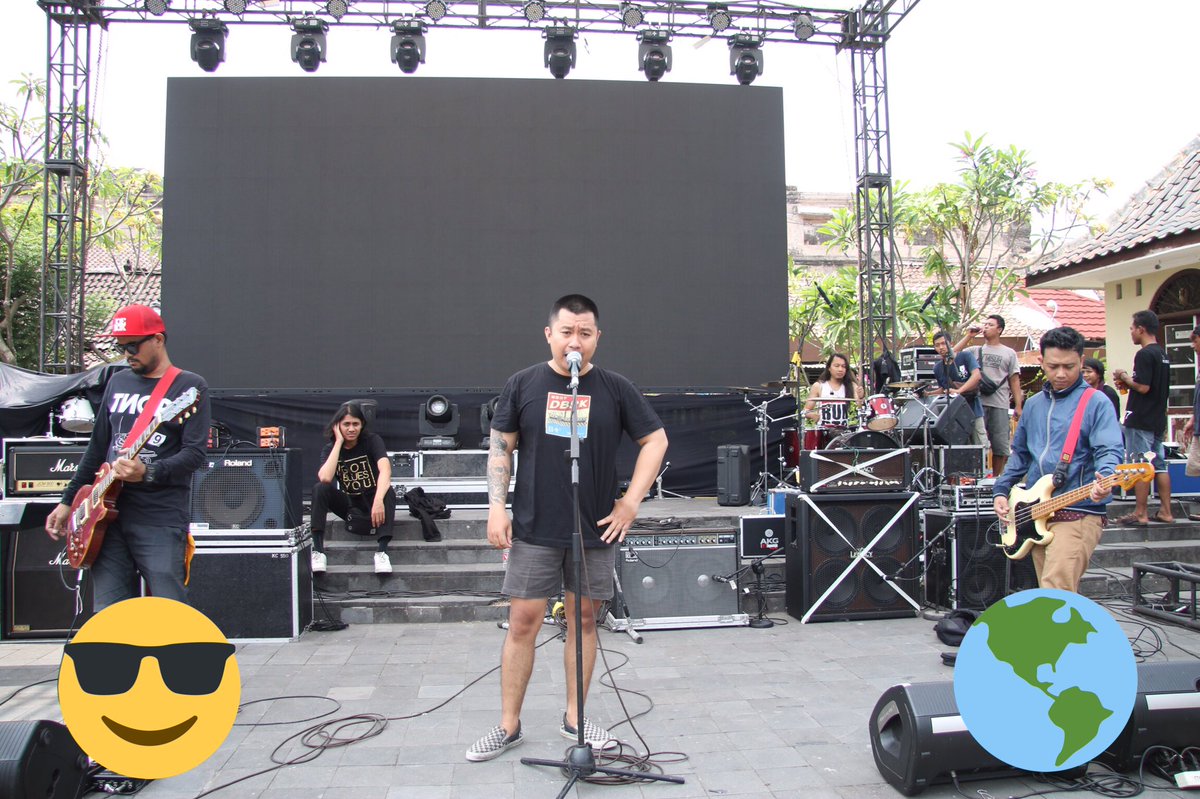 Ini baru soundcheck dulu...tapi dah pada pose 😜