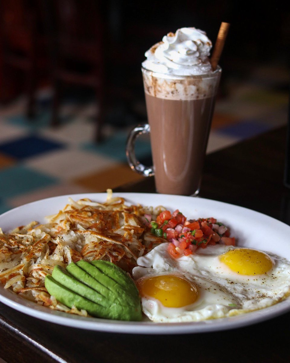 Mama’s Mexican Hash and boozy hot chocolate is the perfect start to your #Saturday! 🍳🥑☕️🍫👊