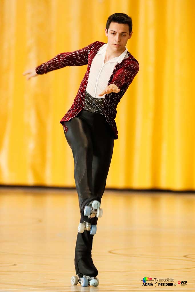 ACTUACIÓ 4
ELOI CANALS de l’equip #grocCatalunyaStars #CatalunyaStars <a href="/esportsenxarxa/">Esports en Xarxa</a> <a href="/laxarxa/">La Xarxa</a> @ROLL_LINE <a href="/FCPatinatge/">FCPatinatge</a> <a href="/FIATCseguros/">FIATC Seguros</a> <a href="/petidierphoto/">Adria Perez Petidier</a> <a href="/di_versiones/">orquestradiversiones</a>