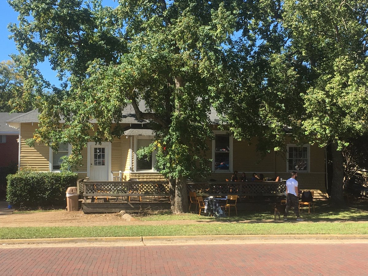 AbbyatMC's tweet photo. Cups is one of MC students’ favorite places to study and get much-needed caffeine. https://t.co/4ck2xl2ruj