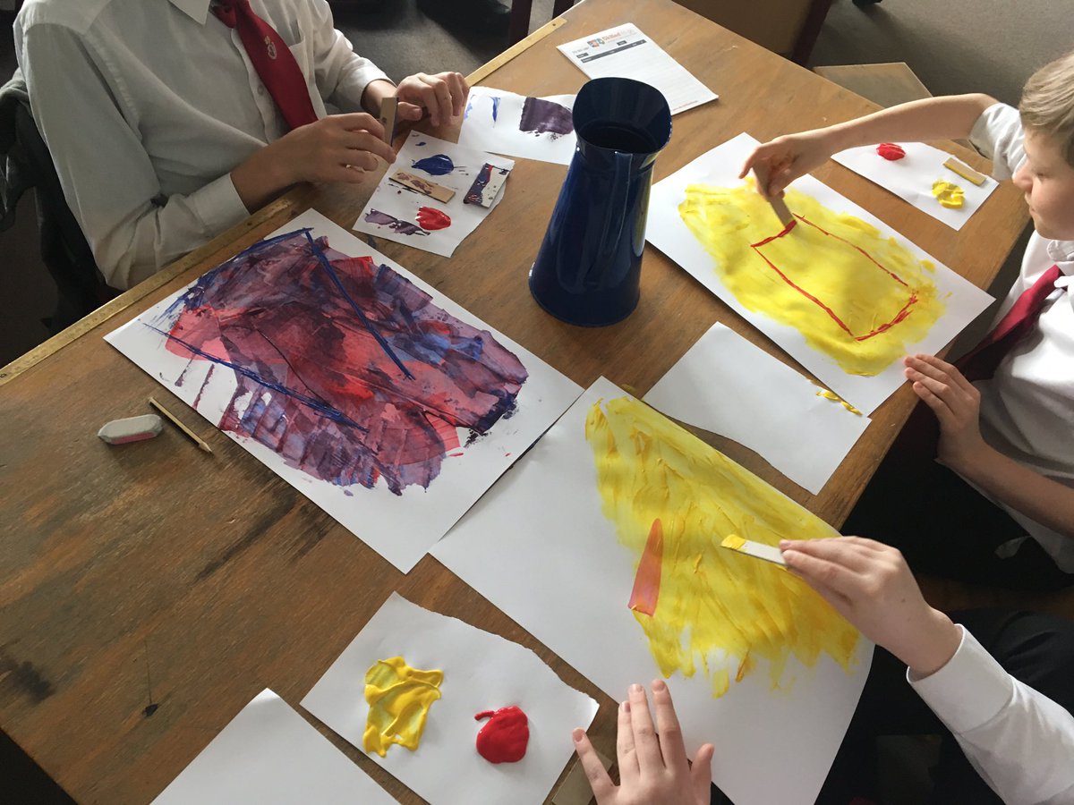 HHS_ExpArts's tweet photo. No paint brushes stopped us! #experimenting #techiques #makingdo https://t.co/8SQ9FtJ1Li