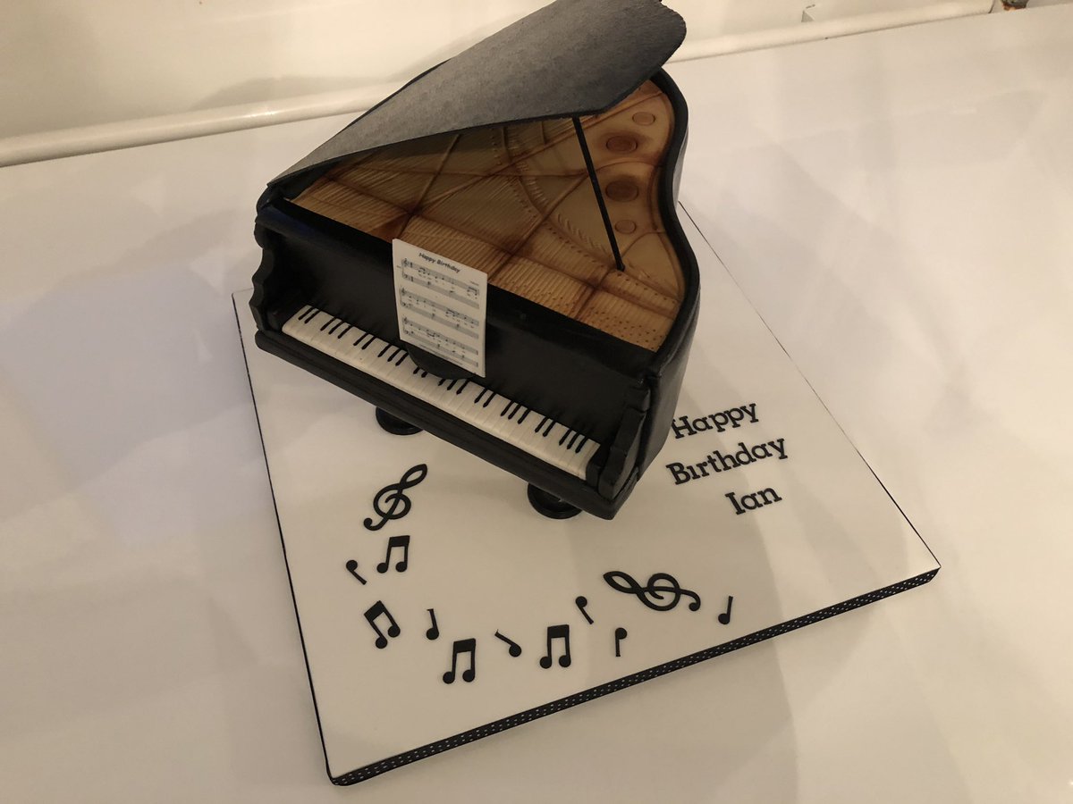 ianbakersson's tweet photo. Absolutely love my #birthday #cake #piano #happybirthday https://t.co/drOvQCkgx4