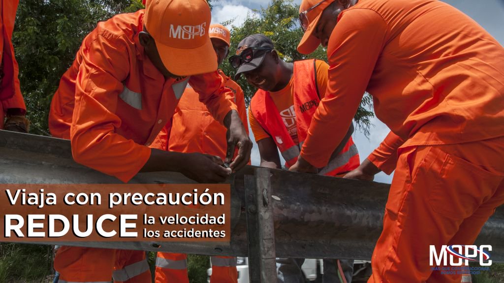 Mientras disfrutas de estos días, nuestras brigadas continúan trabajando para mejorar las condiciones de las vías. Si te encuentras con nuestras brigadas, reduce la velocidad. ¡Mantén la #prudencia! #MOPCRD