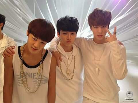 larriestan_'s tweet photo. Te acabas de encontrar con Jimin, Jk y Jin del 2013, si no das RT no te mudas a la isla xq es un delito no darle 

#MTVEMABiggestFansBTS @BTS_twt https://t.co/IAAUWykMqY