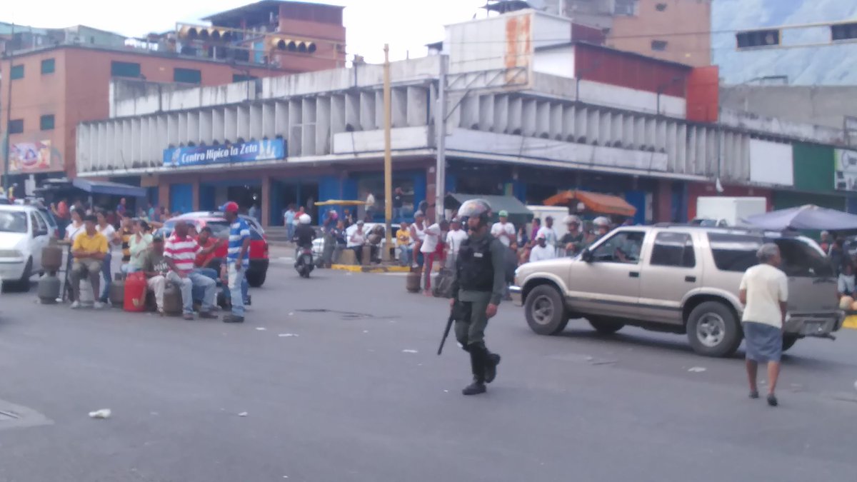 pipovpopular's tweet photo. #UltimaHora #3Nov Vecinos del municipio sucre #Petare protestan por la falta de servicio de gas doméstico, este gobierno nos llevo al caos retrocedimos en el tiempo en estos últimos 20 años de robolución #HechoEnSocialismo #NoTeDejesEngañar https://t.co/yceGSgP9z5