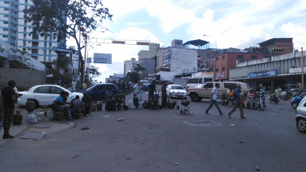 pipovpopular's tweet photo. #UltimaHora #3Nov Vecinos del municipio sucre #Petare protestan por la falta de servicio de gas doméstico, este gobierno nos llevo al caos retrocedimos en el tiempo en estos últimos 20 años de robolución #HechoEnSocialismo #NoTeDejesEngañar https://t.co/yceGSgP9z5