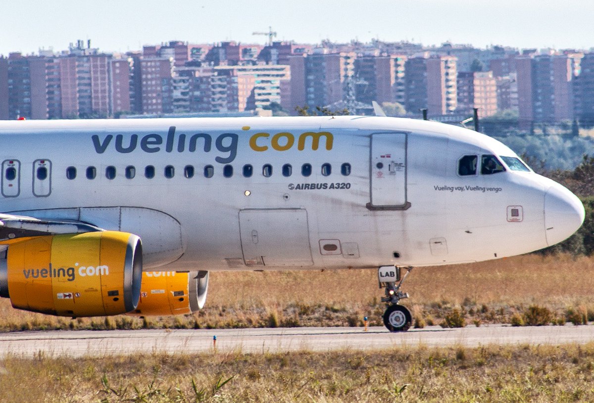 Machopilot_12's tweet photo. Primer contacto con el avión real... con "el bicho", como le llamo yo. A320 tomas y despegues en Reus. Gracias a @V1VRV2_ por la amabilidad de desplazarse y hacerme unas fantásticas fotos. https://t.co/cu1hIycakS
