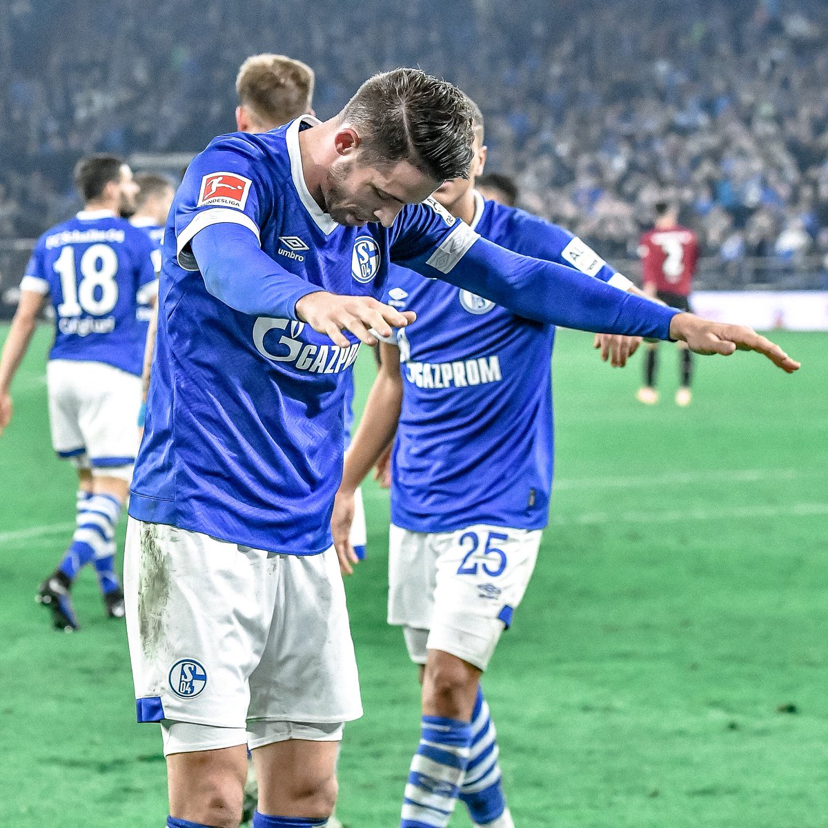 Mark_Uth's tweet photo. Endlich mein erstes Tor in Königsblau! Auch wenn es länger gedauert hat als erhofft, war es ein unglaubliches Gefühl direkt vor der Nordkurve zu treffen! Danke, dass ihr mich immer weiter gepusht und unterstützt habt! 💪⚒💙
#S04 #MU7 https://t.co/3YVp7170OU