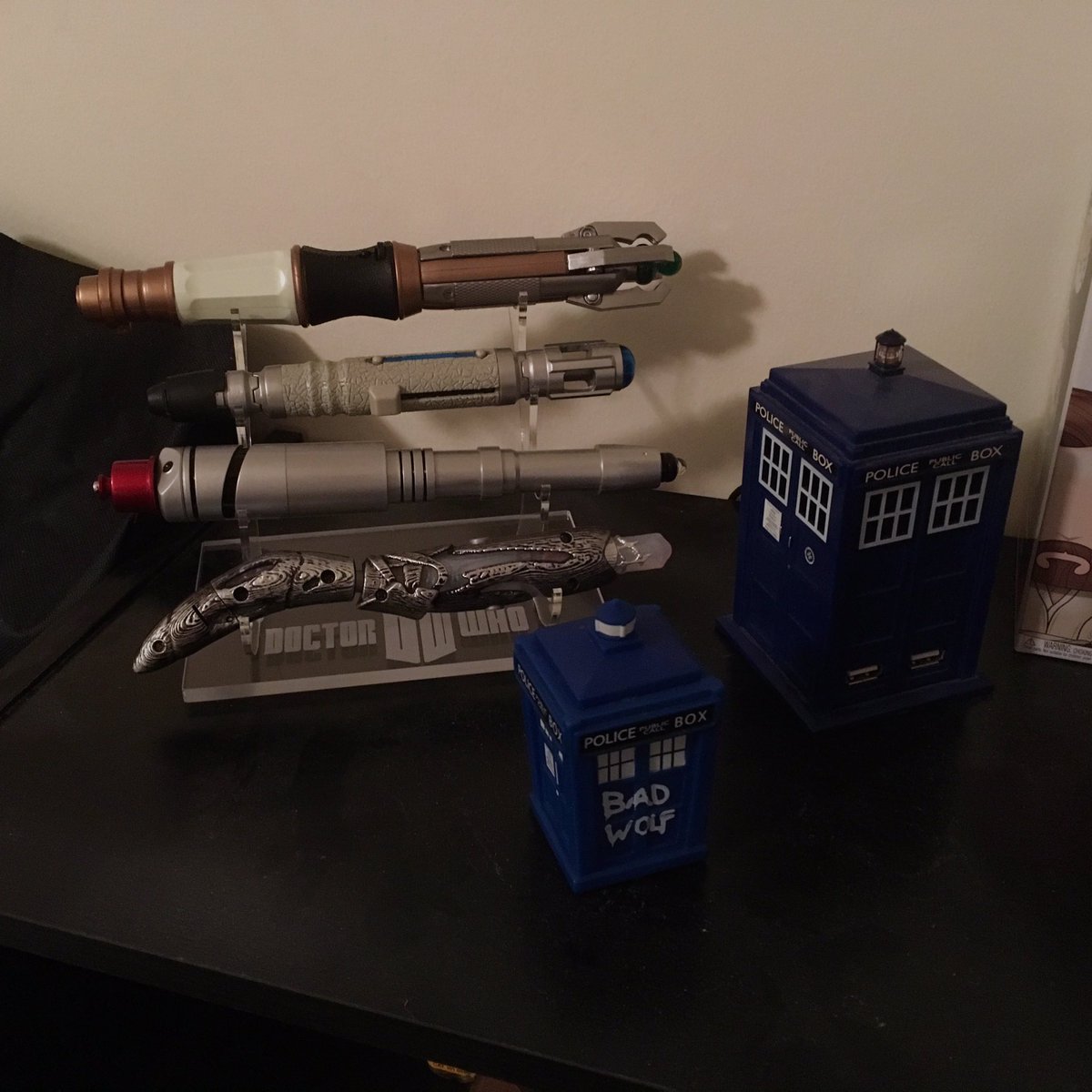 joshtphotog's tweet photo. Got my little #DoctorWho display setup in my room with all of my #SonicScrewdrivers!!! So happy that I finally have some #Whovian representation in my room! #displaystand #sonic #10thdoctor #11thdoctor #13thdoctor #thewardoctor #theotherdoctor @bbcdoctorwho @doctorwho_bbca https://t.co/56NxzWQoLW