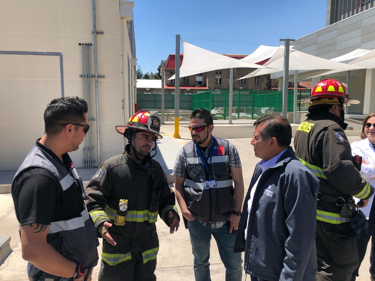 SeremiSaludRM's tweet photo. Turno COE,  Director Regional de @onemichile y Coordinador de Emergencia y Desastre del Servicio  Sur, en el Simulacro  de incendio en Altura del HEGC https://t.co/sFxPQynmV9