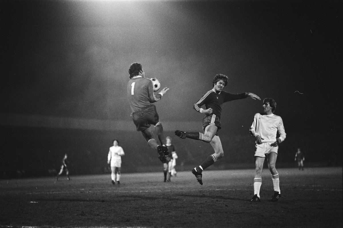 #FCTwente's  #HallvarThoresen v. #Anderlecht's goalie  #NicoDeBree during the 1978 #CupWinnersCup semi-finals (ANEFO) @OldFootball11 @facciacalcio @robertmdaws @FootballArchive @thecentretunnel @SuperbFootyPics @MemorabiliaMal @olympia_vintage @MotherSoccerNL