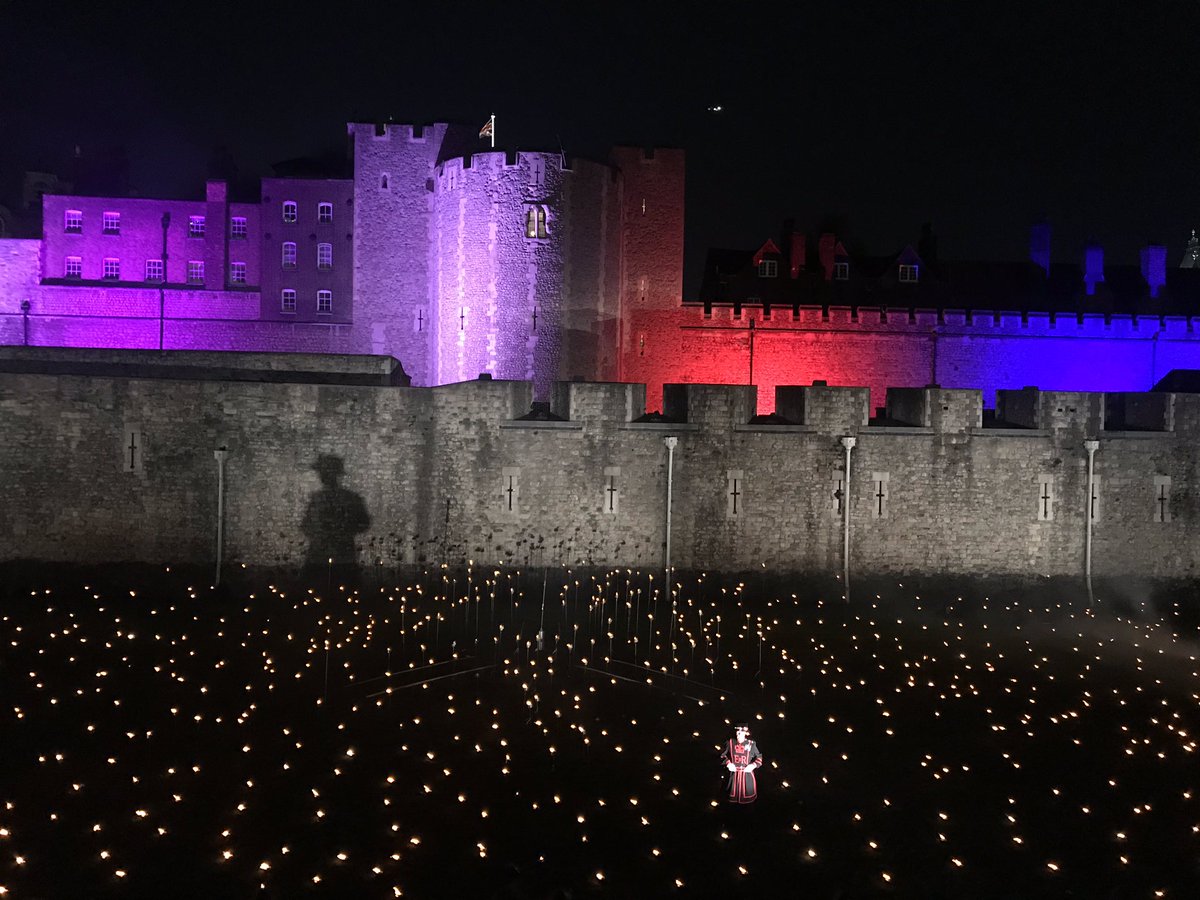 Atmospheric! #TowerRemembers @HRP_palaces @TowerOfLondon