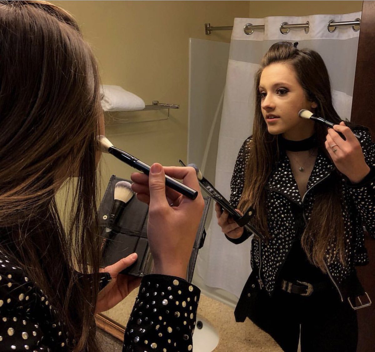 MaggieBaugh's tweet image. YALL!!!! I AM SO EXCITED!!! #fabfitfunpartner #fabfitfun THIS BOX IS INCREDIBLE ! My favorite thing in the Fab Fit Fun box are the makeup brushes ! It is so hard to find good makeup brushes ! Use  code “Maggie”for $10 off your next purchase!! #itsamaggiething #ad #fabfitfunbox