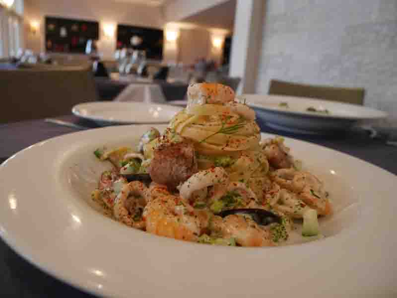 Entre los nuevos platos de nuestra carta están los fettucini con mariscos, crema y eneldo