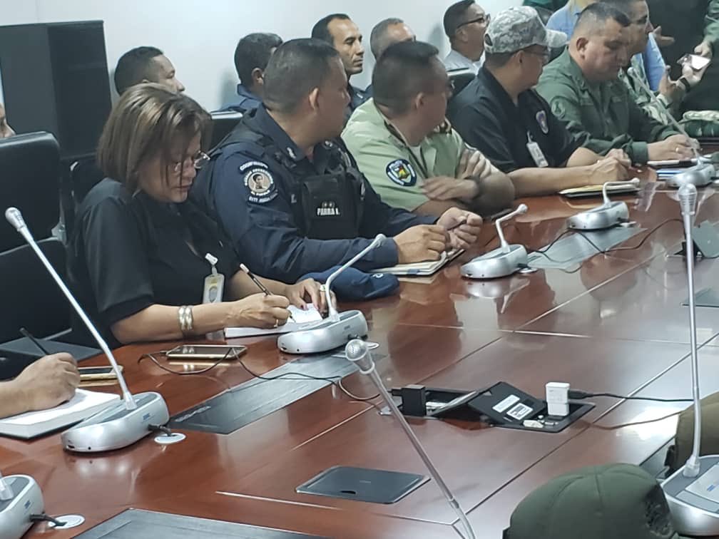 En las instalaciones del Ven 911 se realiza Mesa de Seguridad presidida por el G/D Ender Palencia, Vice Ministro de Prevención y Seguridad Ciudadana
<a href="/douglasricovzla/">Douglas Rico</a> <a href="/prensacicpc/">PRENSA CICPC</a> <a href="/cicpcprevencion/">PREVENCIÓN INTEGRAL DEL DELITO CICPC</a> <a href="/castellanocicpc/">JOSÉ CASTELLANOS</a> <a href="/RomeroZuleima/">Zuleima Romero</a>