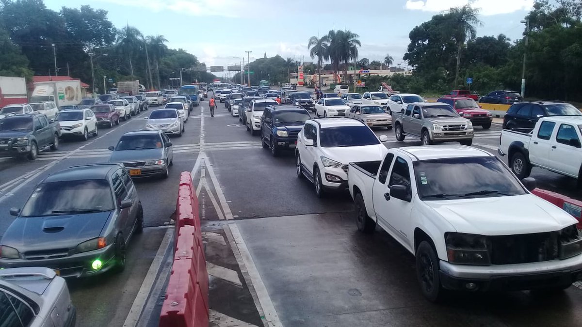 Precaución: Fuerte flujo de vehículos por peaje @RD_VIAL Autopista Duarte.