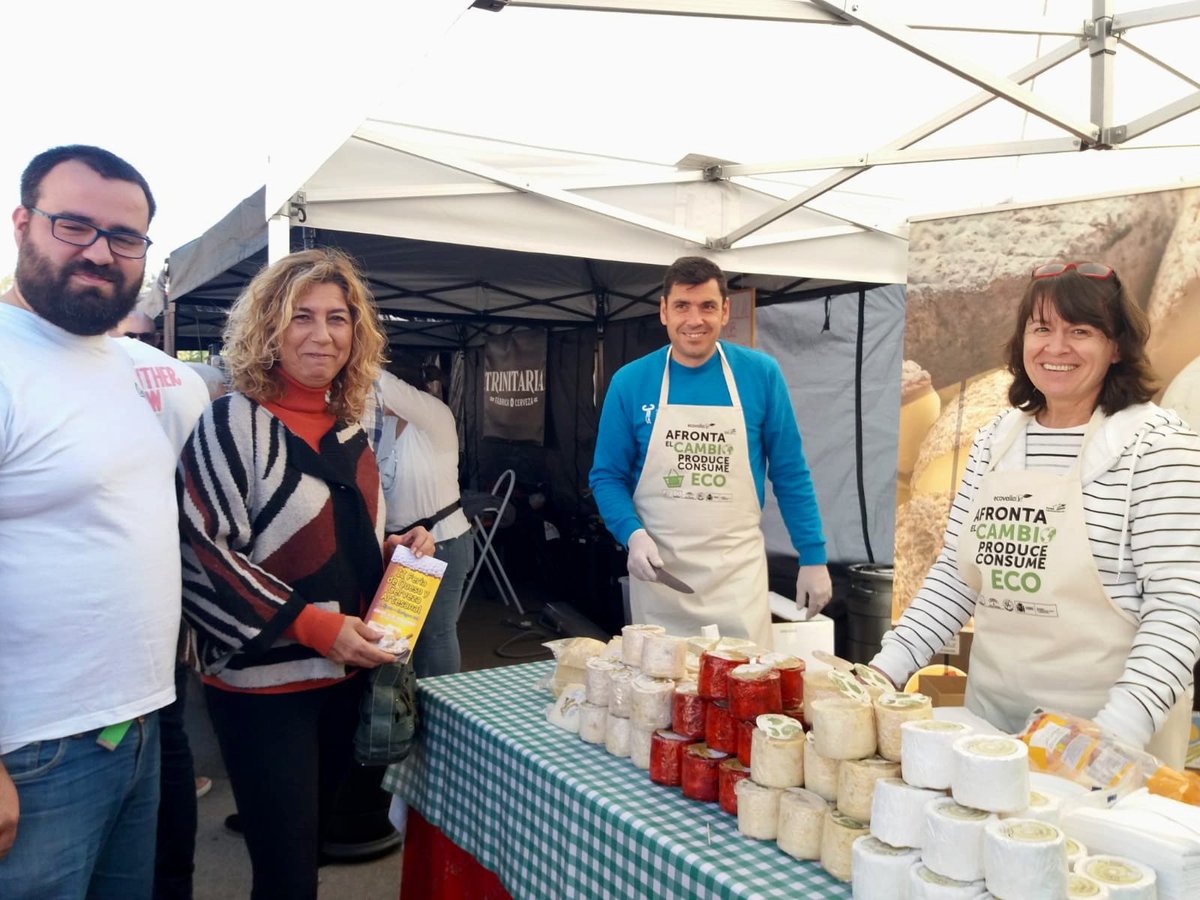 psoe_ct's tweet photo. La concejala de #Comercio, @carmenmdelamor, asiste a la II #FeriadelQuesoylaCerveza de #LaAljorra, en la que se pueden degustar 5 cervezas artesanas: #AnotherPlanetBrewing, #Trinitaria, #ElBatel, #Filabre y #Canana; y los quesos de #LaYerbera, #Caprilac, #SabordeTallante. https://t.co/zW9EjP0ZmM