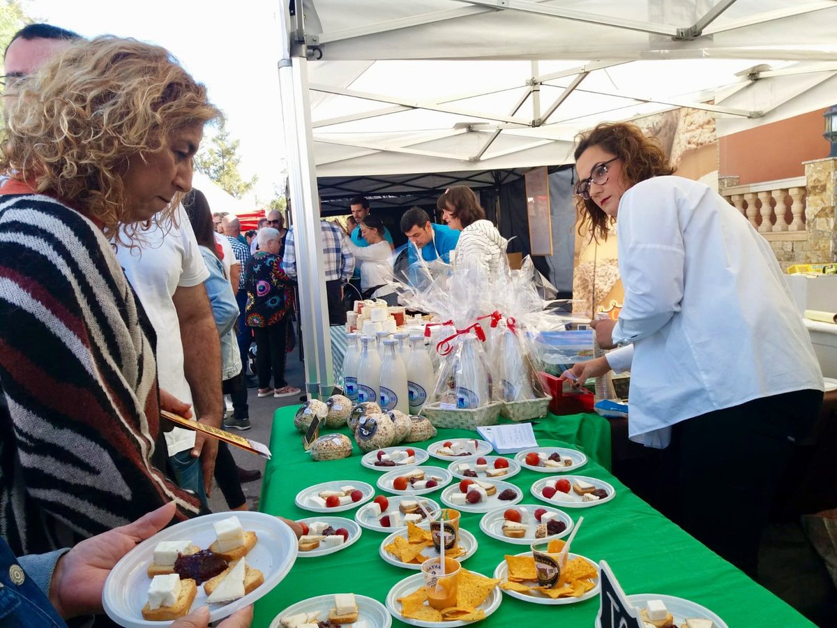 psoe_ct's tweet photo. La concejala de #Comercio, @carmenmdelamor, asiste a la II #FeriadelQuesoylaCerveza de #LaAljorra, en la que se pueden degustar 5 cervezas artesanas: #AnotherPlanetBrewing, #Trinitaria, #ElBatel, #Filabre y #Canana; y los quesos de #LaYerbera, #Caprilac, #SabordeTallante. https://t.co/zW9EjP0ZmM