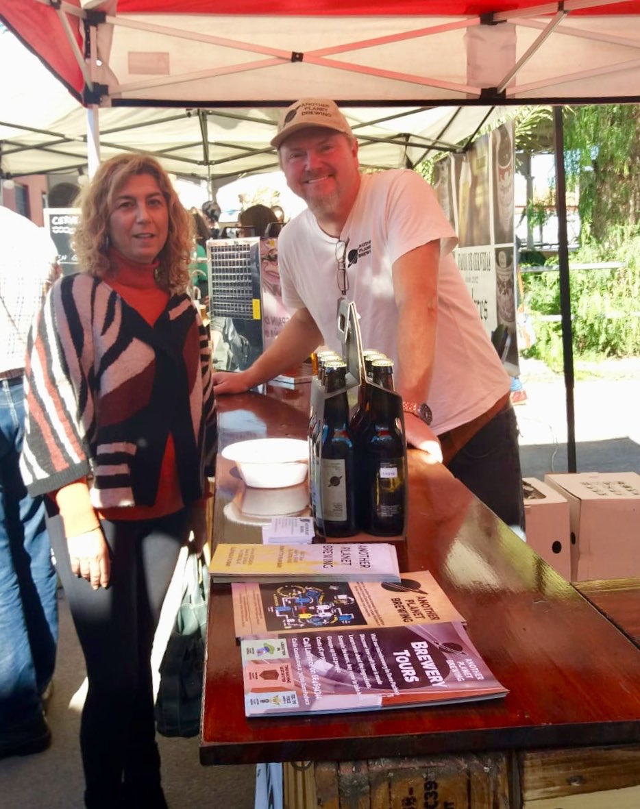 psoe_ct's tweet photo. La concejala de #Comercio, @carmenmdelamor, asiste a la II #FeriadelQuesoylaCerveza de #LaAljorra, en la que se pueden degustar 5 cervezas artesanas: #AnotherPlanetBrewing, #Trinitaria, #ElBatel, #Filabre y #Canana; y los quesos de #LaYerbera, #Caprilac, #SabordeTallante. https://t.co/zW9EjP0ZmM