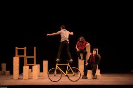 TeatroBreton's tweet photo. Mañana dom 4/11, 19:30 h  (CÍA)3 @MurEspectacle circo inclusivo para romper barreras: visual y poético con arquitectura efímera para reflexionar sobre las limitaciones, físicas y mentales y música en directo + 9 años.
Programa #PLATEA del @INAEM_Cultura https://t.co/EEzmMmsjPi https://t.co/j0yydgMsOn