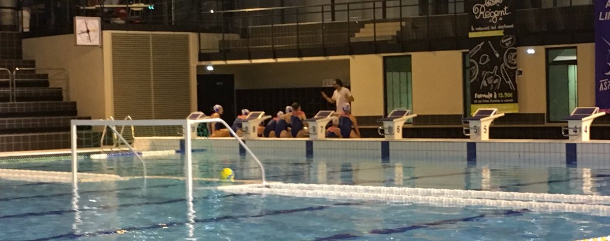1/6 à la mi-temps. 

@loumauclair est héroïque dans les buts limougeauds et permet à l’<a href="/ASPTTLimogesWP/">ASPTT LIMOGES W-Polo</a> de rester à 5 longueurs des Lilloises. 

Les Limougeaudes restent peu dangereuse en attaque et subissent l’impact physique des Championnes de France.