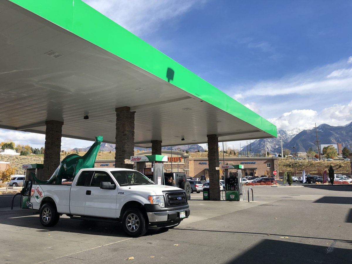 SinclairOilCorp's tweet photo. Prepping for #DINO2NYC. Thanks @FabFreddys for the wash! #FabFreddys #SinclairOil #SinclairDINO #Roadtrip https://t.co/GhL5XsS1NI