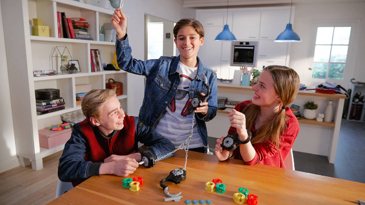 IncrediblePlay_'s tweet image. To #BreakFree of these cuffs your need to use your super spy skills to solve the puzzles and mazes! Too easy? Change the levels by switching up the colour of the maze. @TheSpyCode #IncredibleNToys